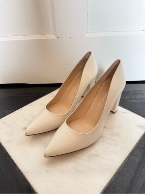 Marc Fisher Viviene Pumps in Cream